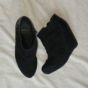 Women boots / black / size 6.5 /  Fergalicious by Fergie